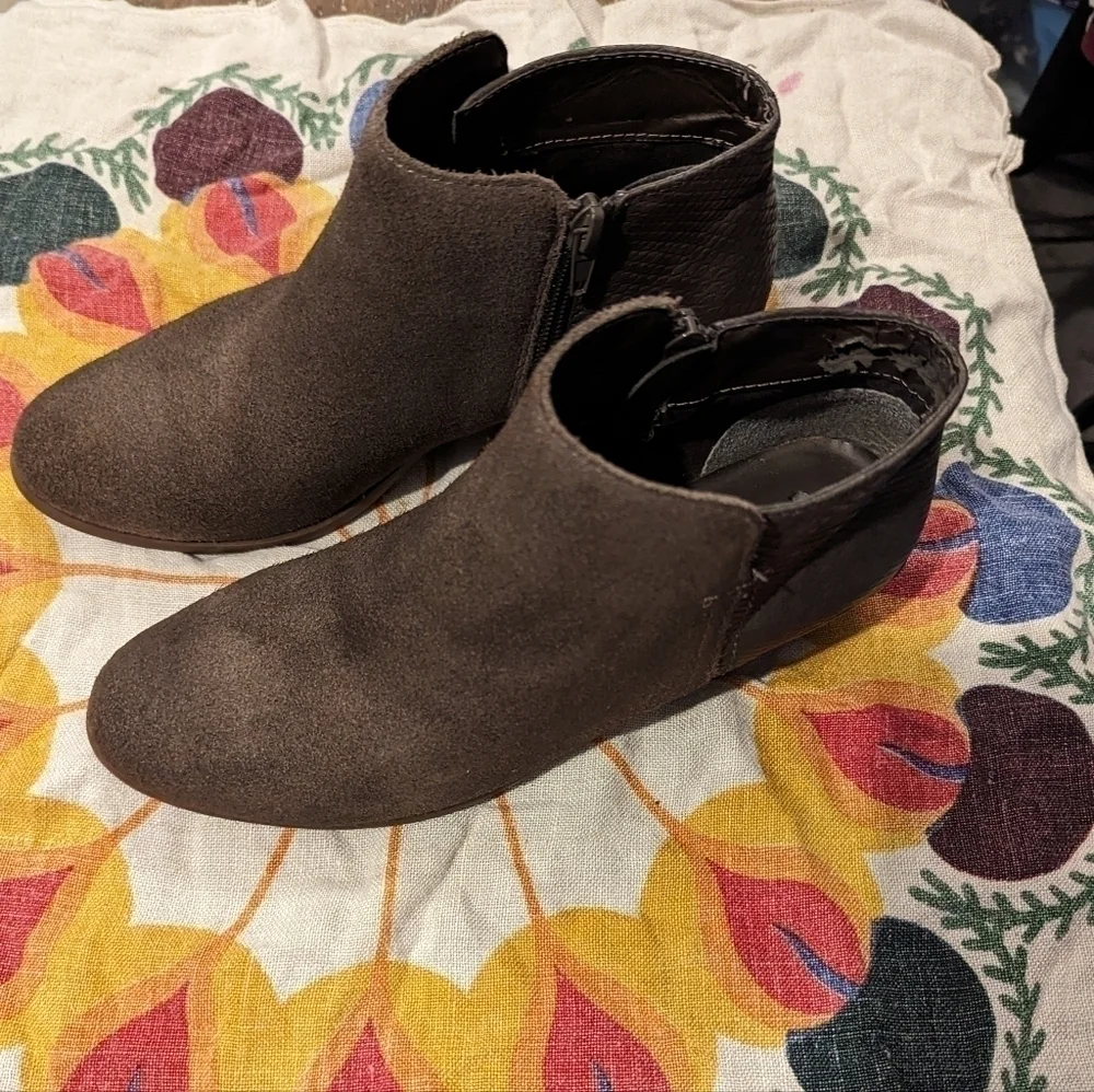 G.H Bass and Co‎ size 7 suede booties